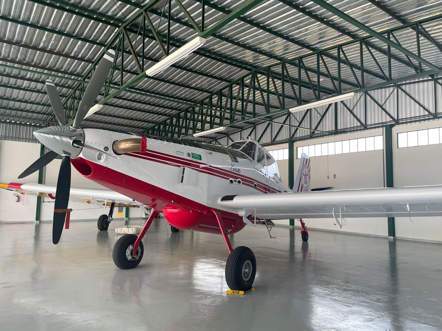 Air-Tractor AT802F veio do Texas (EUA) e tem grande capacidade de manobra - Foto: Ingrid Rocha/CBN