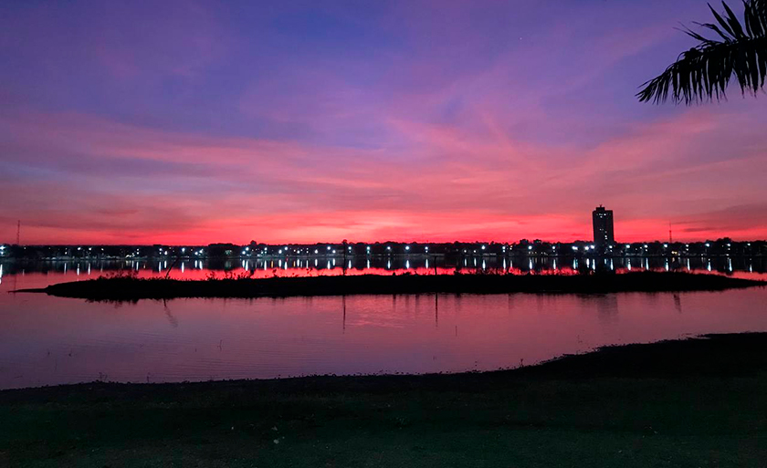 As cores do inverno, em seus tons pasteis, pintam a água que reflete o céu. - Arquivo