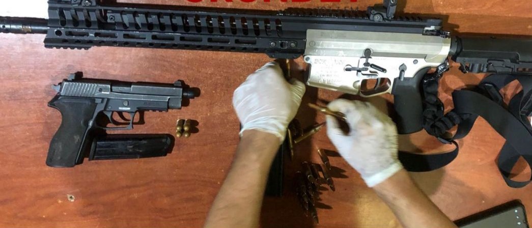 Fuzil, rifle e pistolas, além de munições, estavam em posse de grupo - Foto: Polícia