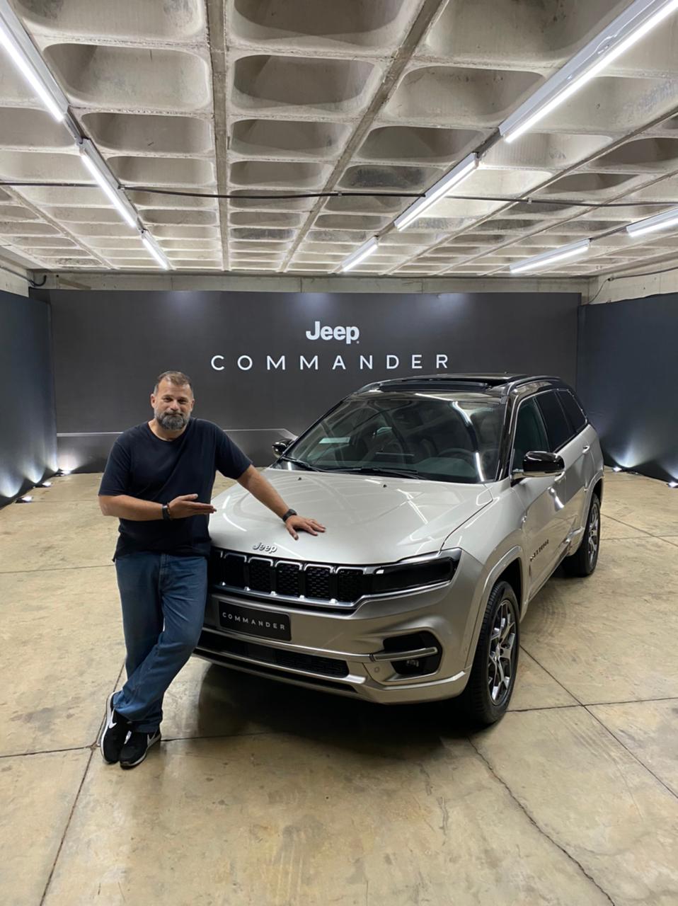 Paulo Cruz com o Jeep Commander - Foto: Divulgação