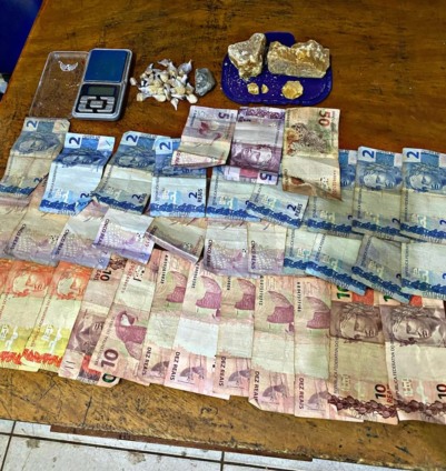 Na casa do suspeito foi encontrada mais drogas e dinheiro. - Divulgação/Polícia Militar