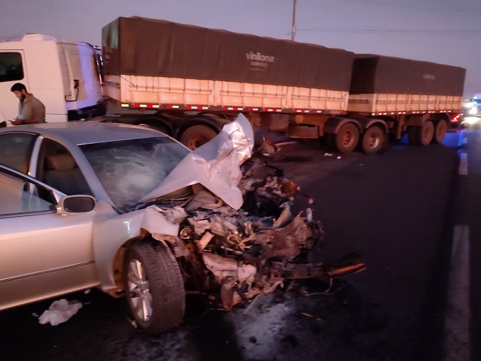 Carro teve frente destruída - Divulgação/PRF MS