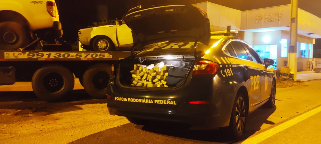 PRF é chamada para atender acidente entre dois carros na BR 262 e apreende 54kg de maconha - Divulgação/PRF