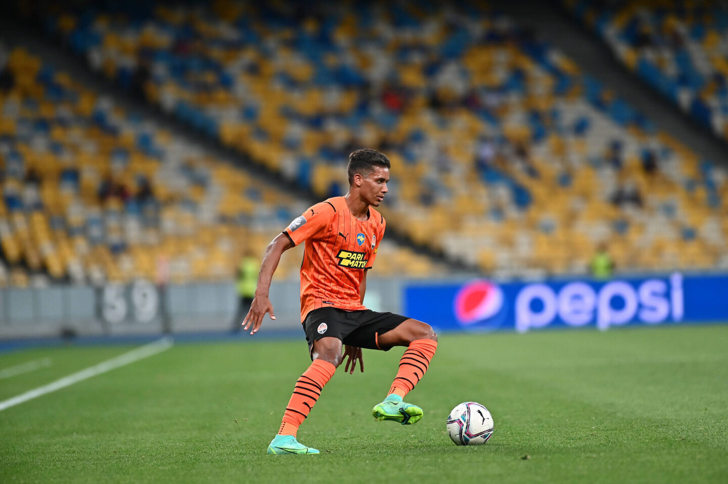 Esperamos para saber o que a embaixada vai fazer por nós, diz jogador brasileiro na Ucrânia - Foto: Vitalii Kliuiev/Imago Images