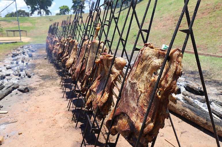 Além da costela de chão, também terá acompanhamentos, como arroz, mandioca, vinagrete, salada tropical e farofa. - Foto: Divulgação