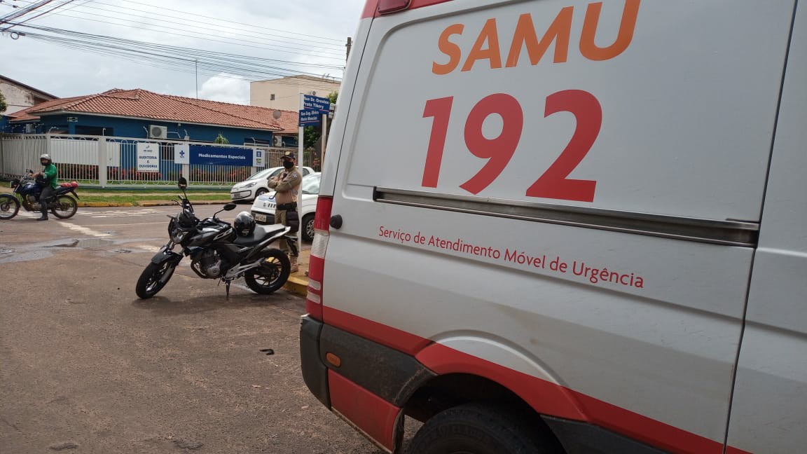 Motorista atravessa preferencial provoca acidente e foge deixando motociclista ferido no chão - Alfredo Neto/JPNews