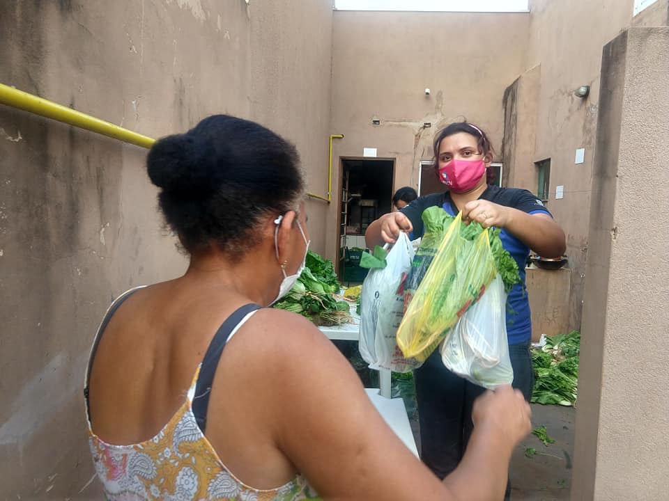 Durante a pandemia marmitas e alimentos asseguraram comida para famílias carentes - Divulgação