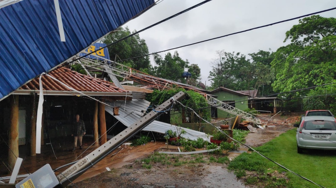 Temporal com ventos fortes causa estragos e derruba base da PRF em Dourados - Foto: Divulgação