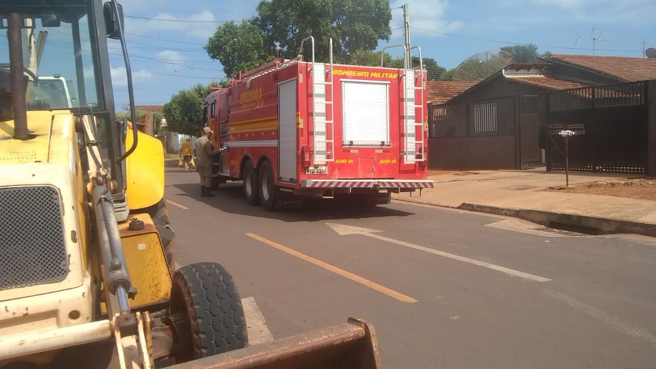 Moradores ajudaram a combater as chamas e utilizaram baldes com água para impedir que fogo se alastrasse por toda a casa. - Alfredo Neto/JPNews