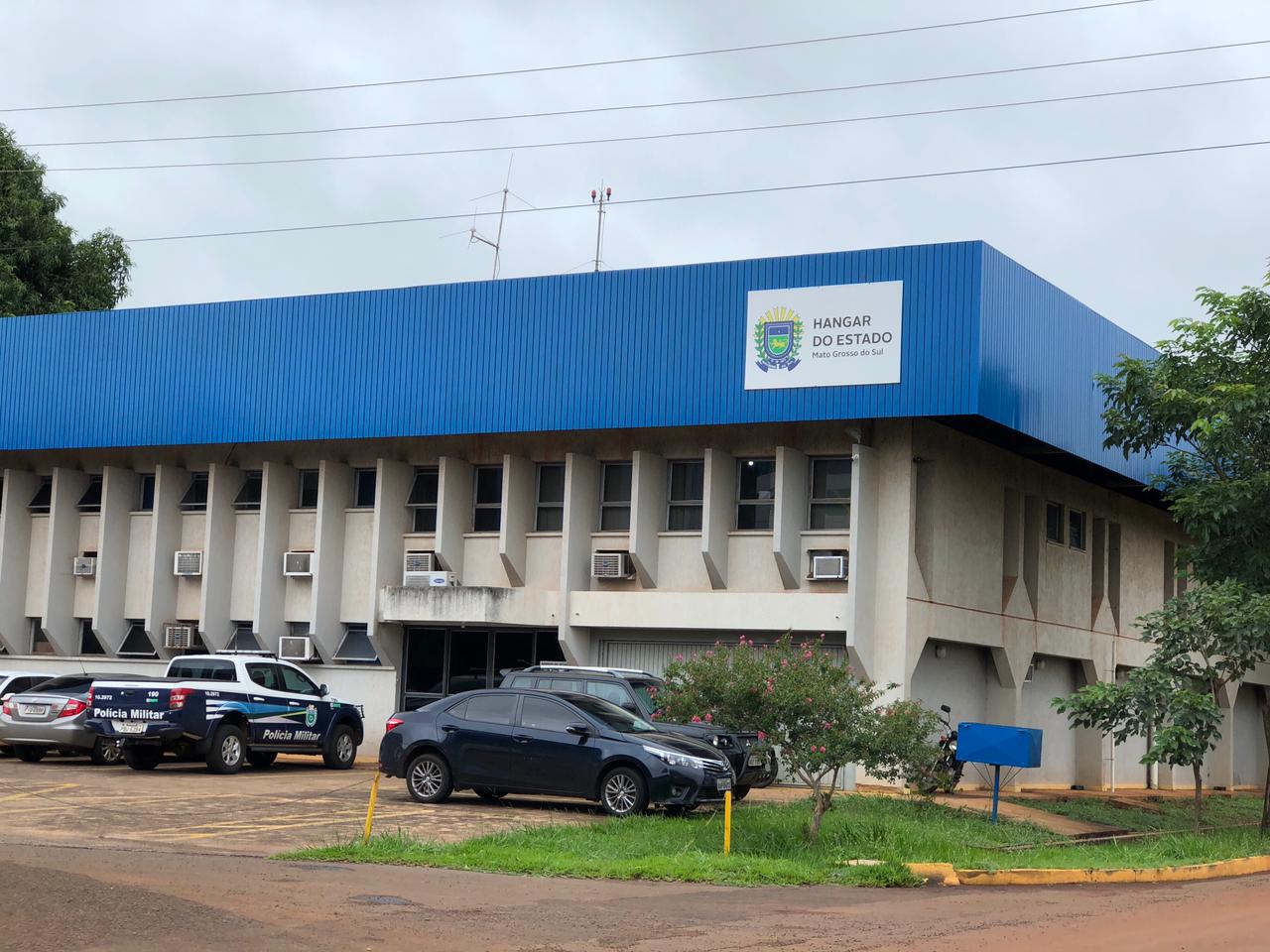 A CBN Campo Grande está no hangar do Governo do Estado para acompanhar a chegada das vacinas - Isabelly Melo