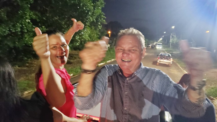 Gustavo Sprotte e sua vice, Gediana da Rocha, durante a carreata da comemoração da vitória - Reprodução/Redes Sociais