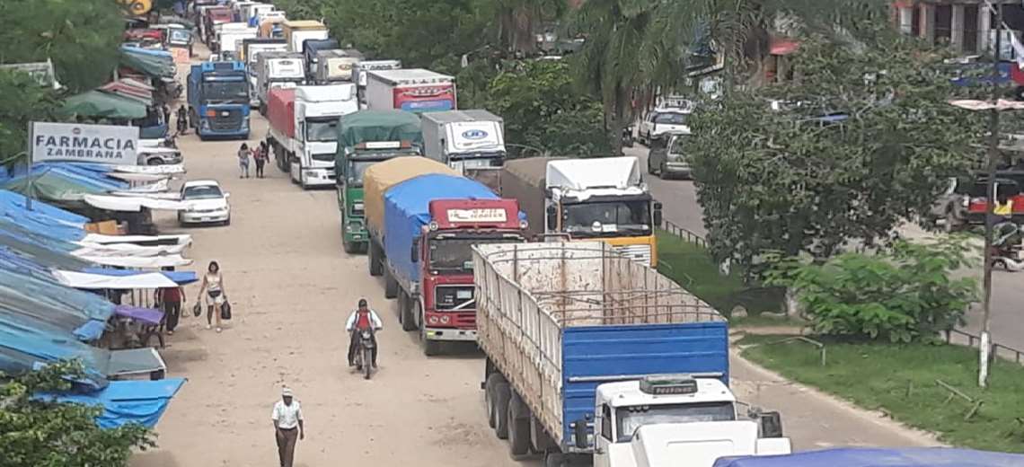 Bloqueio na cidade de Yapacani, que foi intensificado na manhã de hoje - Reprodução/El Deber