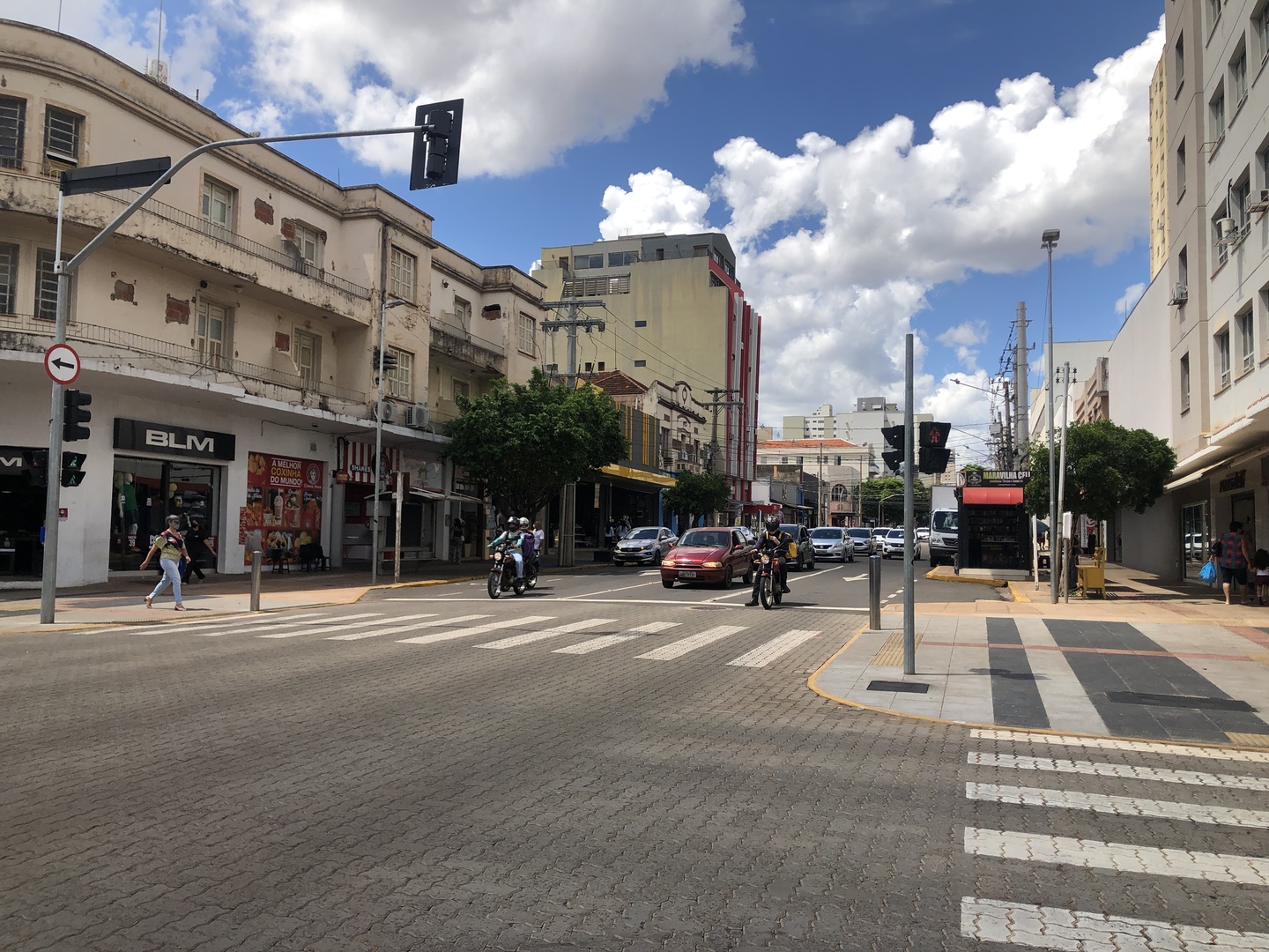 Serviços considerados essenciais, como supermercados, podem funcionar no período - Foto: Isabelly Melo