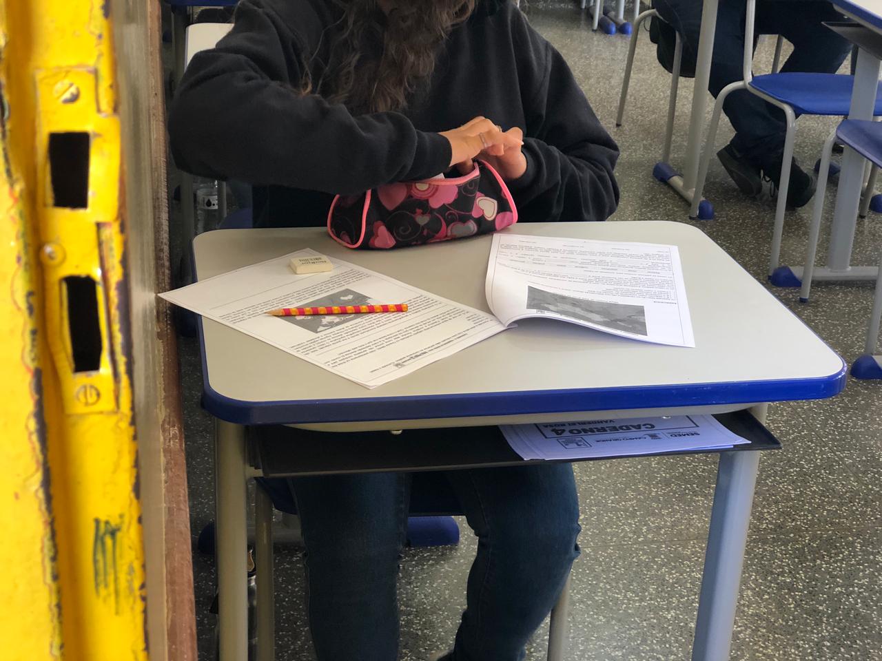 Com restrições e expectativa de melhorar o aprendizado, alunos voltaram a sala de aula nesta segunda - Foto: Isabelly Melo