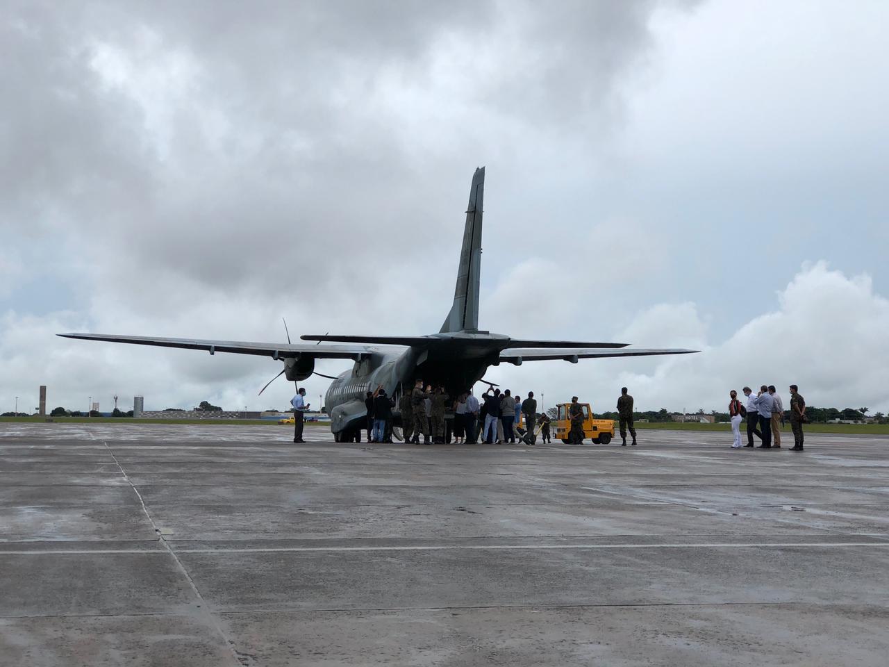 Carregamento com as doses desembarca no Aeroporto Internacional de Campo Grande. - Foto: Isabelly Melo