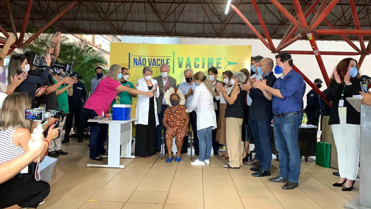 Indígena terena, Domingas da Silva, de 93 anos, foi a primeira vacinada de MS. - Foto: Isabelly Melo