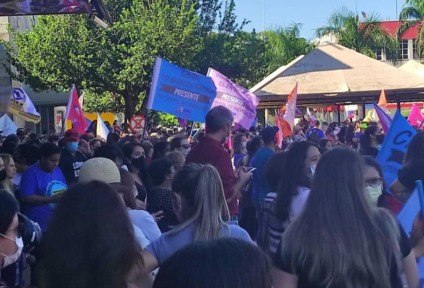 Professores se reuniram na Praça Antônio João - Foto: Hédio Fazan