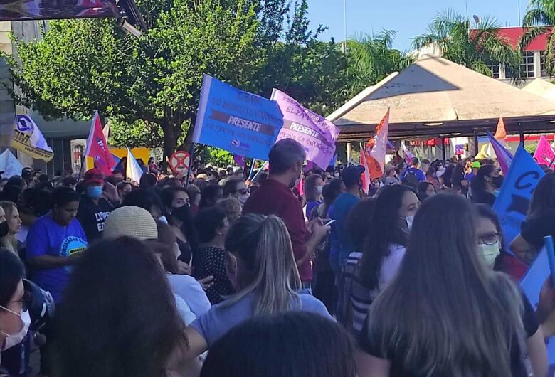 Professores se reuniram na Praça Antônio João - Foto: Hédio Fazan