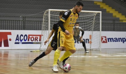 Equipe douradense precisa virar o placar no jogo de volta, em casa, para seguir na competição - Fotos: Sávio James/Blumenau Futsal