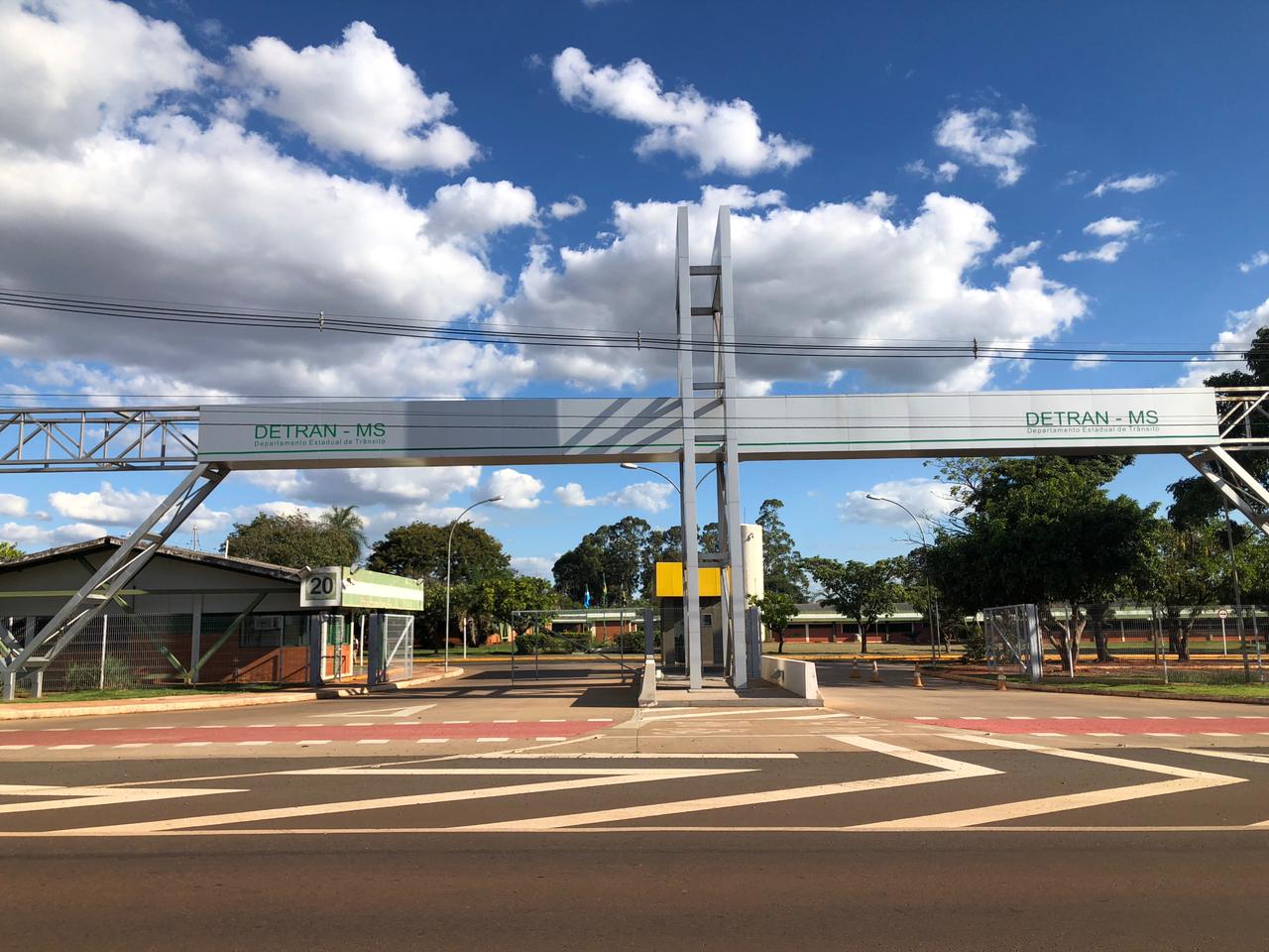 O motorista flagrado circulando com veículo não licenciado comete uma infração gravíssima, estando sujeito a uma multa de R$ 293,47. - Foto: Isabelly Melo/CBN