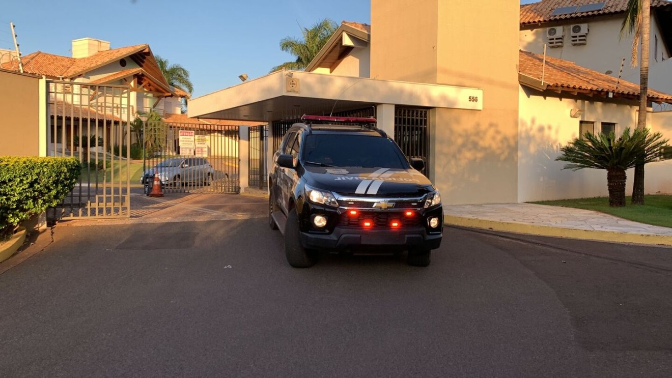 Viatura da Polícia Civil durante perícia na casa da vítima, Andreia Aquino - Foto: Eduardo Suede