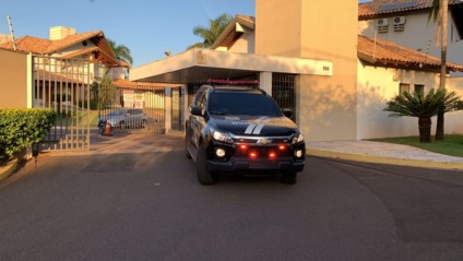 Viatura da Polícia Civil durante perícia na casa da vítima, Andreia Aquino - Foto: Eduardo Suede
