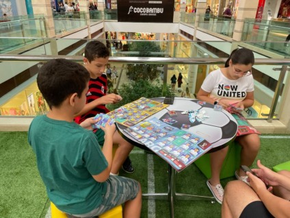 Na capital, adolescente conseguiu duas 'legends' do Neymar e vendeu uma por mais de R$600 - Foto: Isabelly Melo/CBN CG