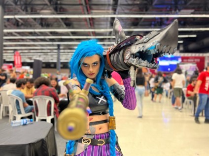 Todos os acessórios, incluindo as armas da Jinx, de League of Legends, foram feitos a mão pela profissional. Personagem fez sucesso no evento, colecionando pedidos de fotos, vídeos, além de vários elogios - Foto: Isabelly Melo/CBN CG