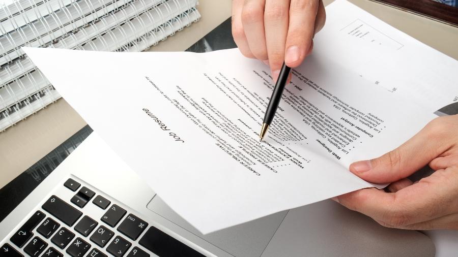Especificar suas qualificações de acordo com a vaga desejada é essencial para aumentar as chances de contratação - Foto: Getty Images/iStockphoto