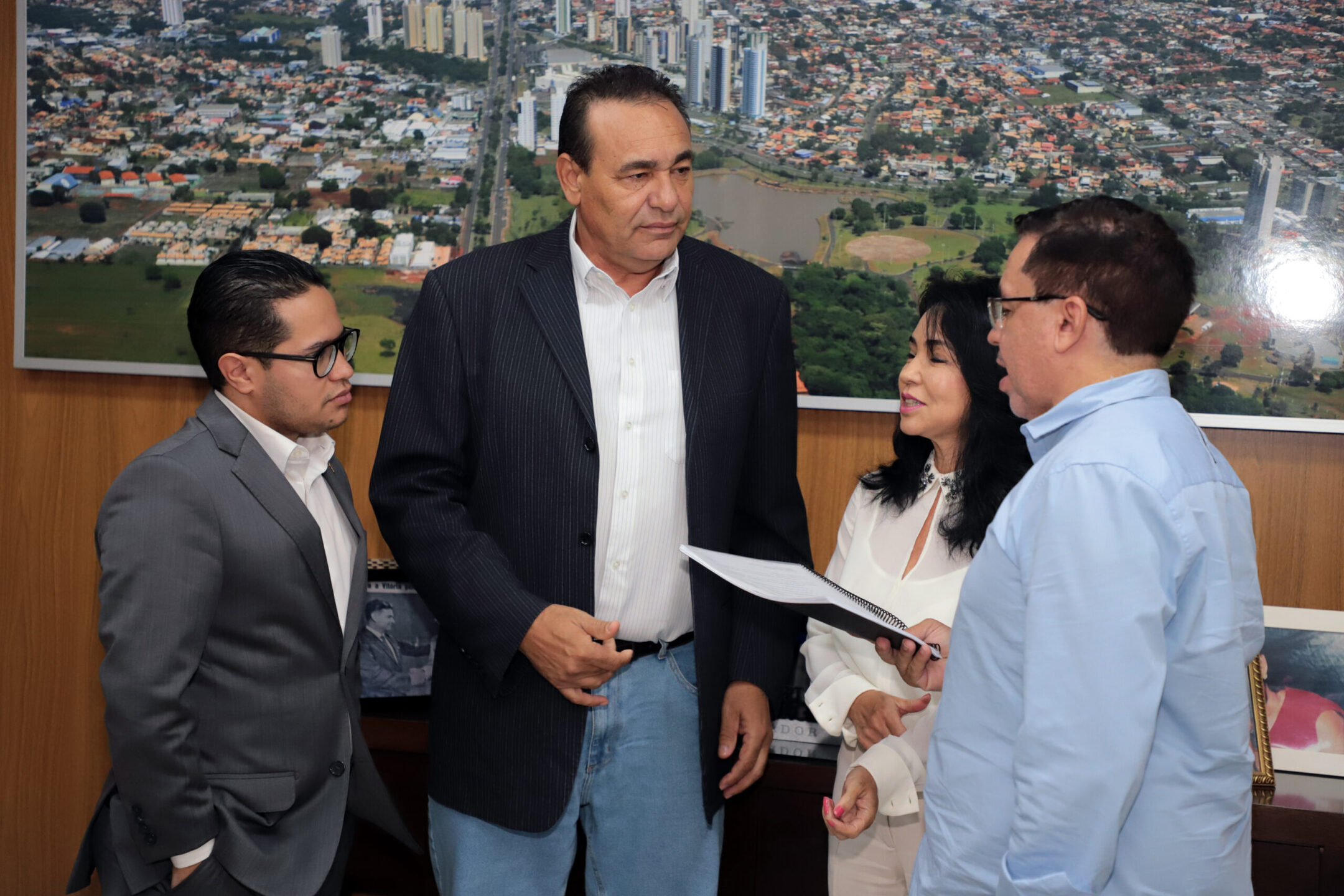 Presidente da Câmara Municipal de Campo Grande, vereador Carlão recebeu o documento nesta segunda-feira (17) - Foto: Jeozadaque Garcia/CM-CG