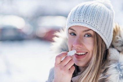 E, se você é uma dessas pessoas que adora tomar um banho com água quente para lidar com o frio, tome cuidado! - Foto:Reprodução/MedPrev