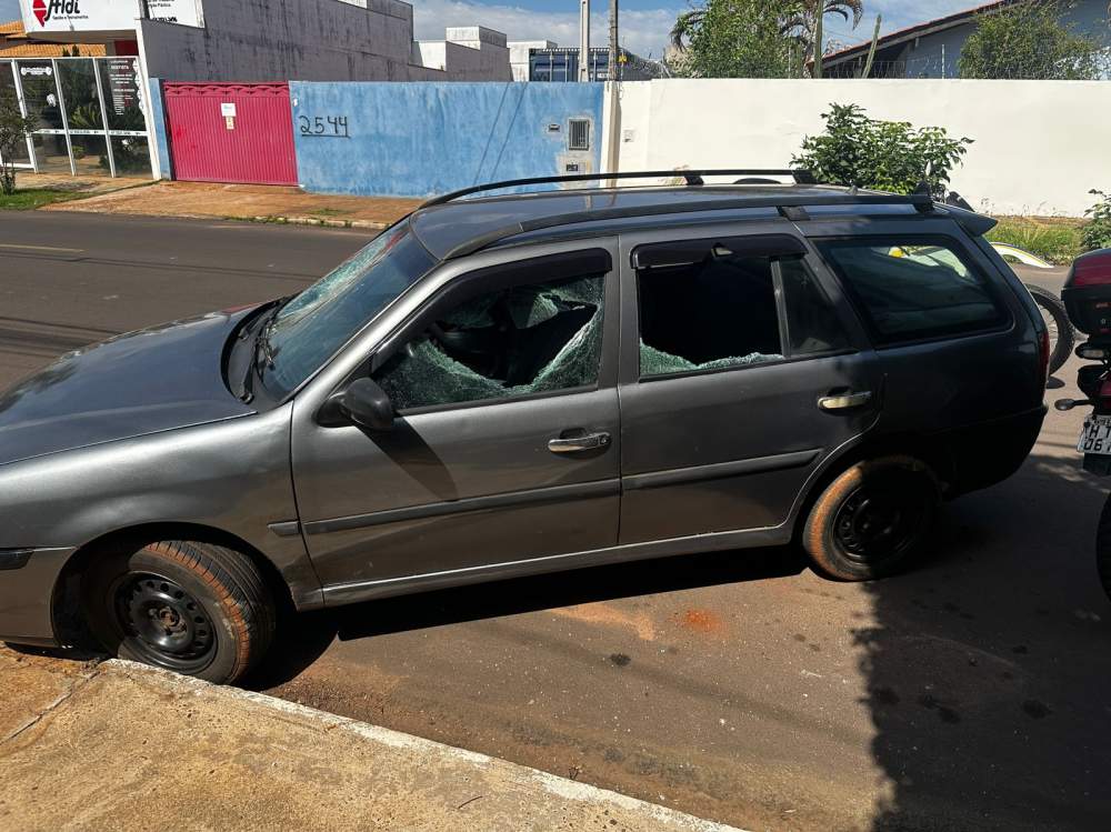 Carro e furtado e abandonado 200 metros da casa da vítima - Divulgação/Polícia Militar