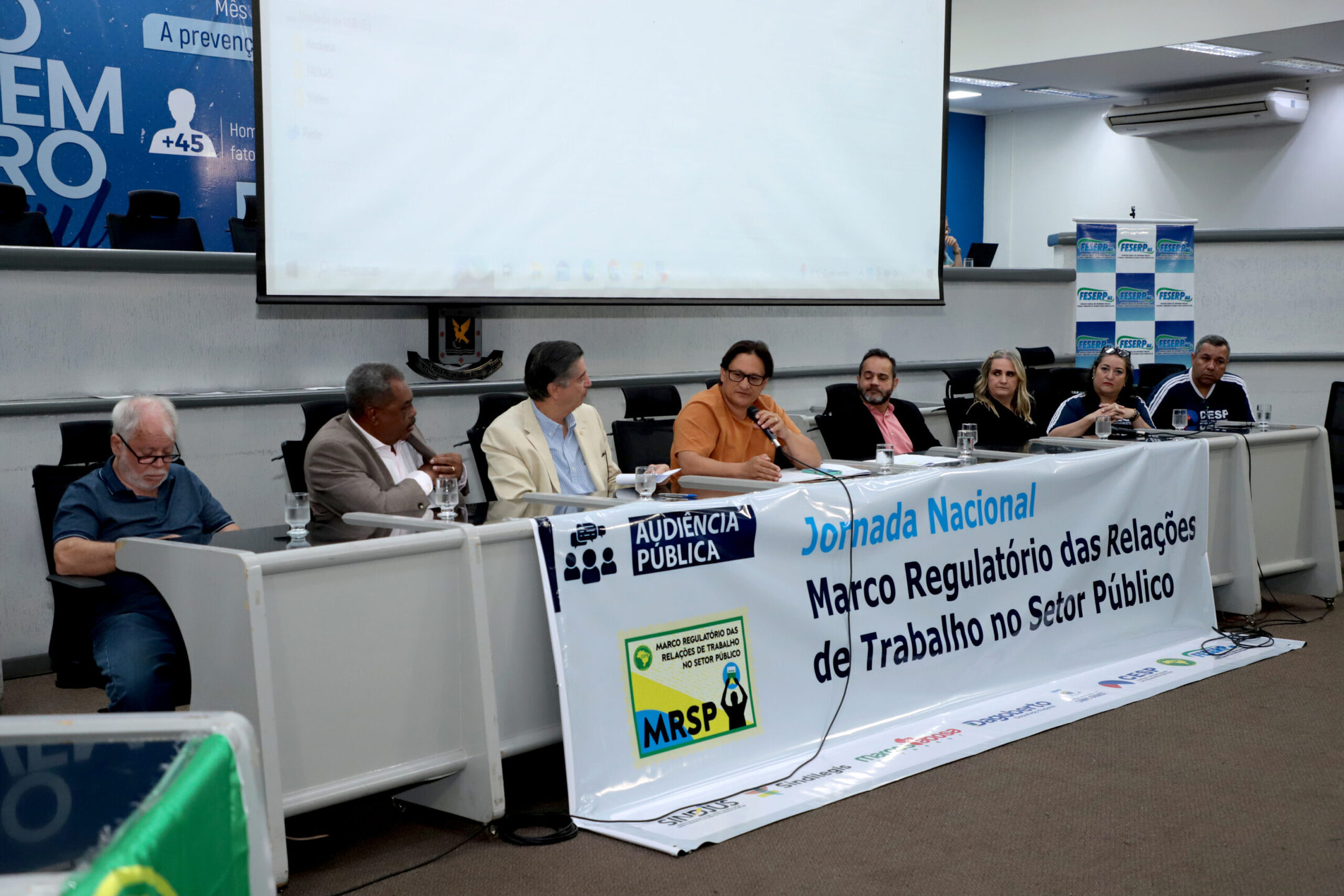 O deputado federal Dagoberto Nogueira e o vereador Marcos Tabosa estiveram presentes no debate - Foto: Assessoria de Imprensa da Câmara Municipal