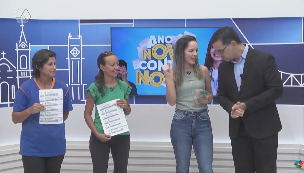 Moradora do bairro Santa Rita recebe prêmio da promoção 'Ano novo, Contas novas'