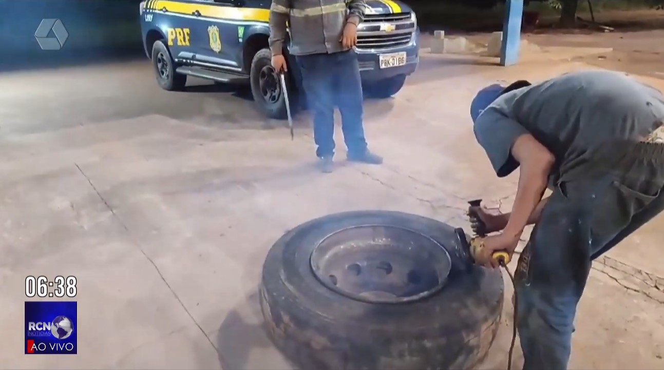 PRF apreende 101 kg de cocaína em carreta com carga de eucalipto na BR-262