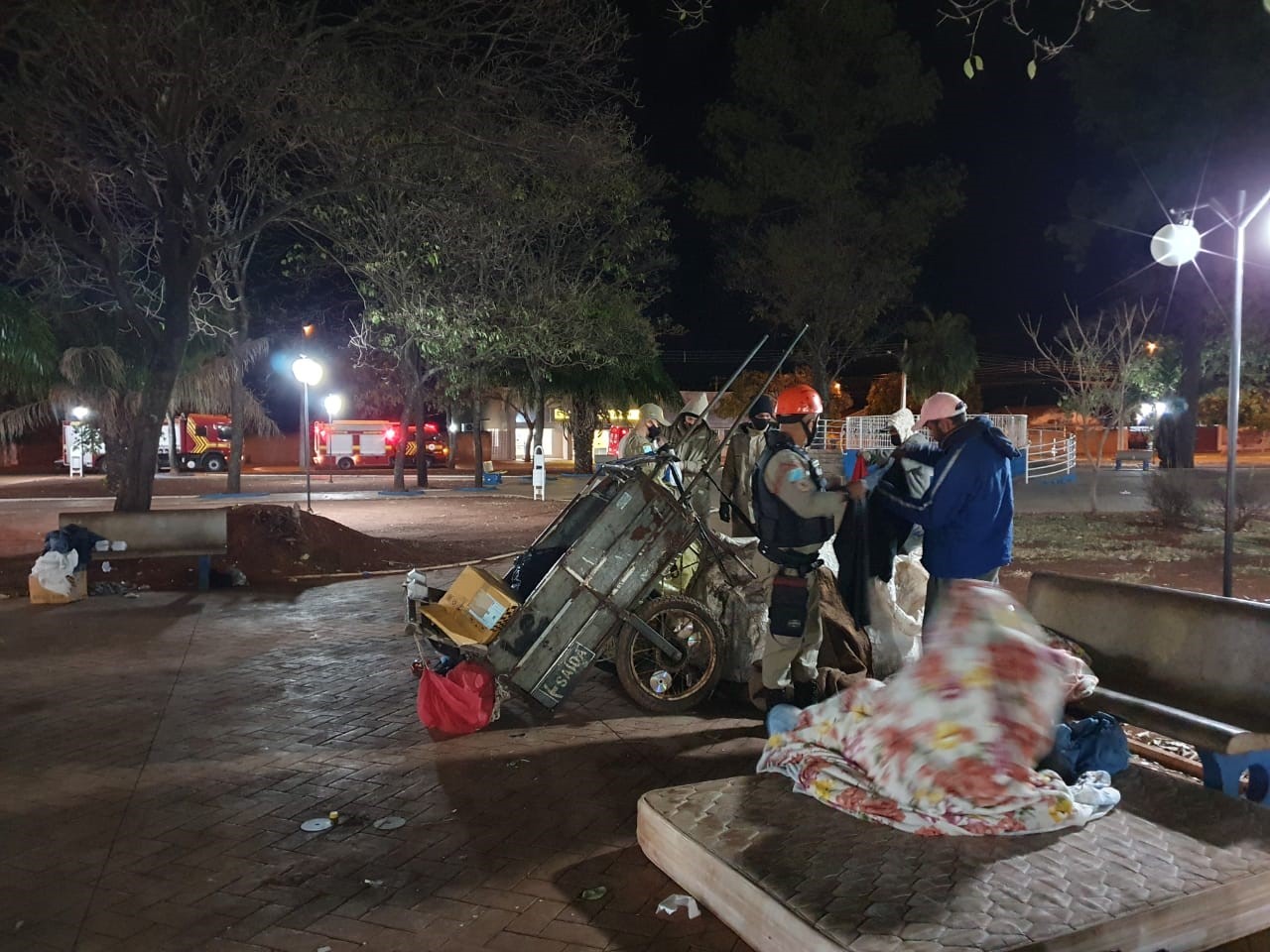 Militares do 5º GBM distribuem agasalhos arrecadados na campanha "AQUEÇA UMA VIDA" - DIVULGAÇÃO/5ºGBM