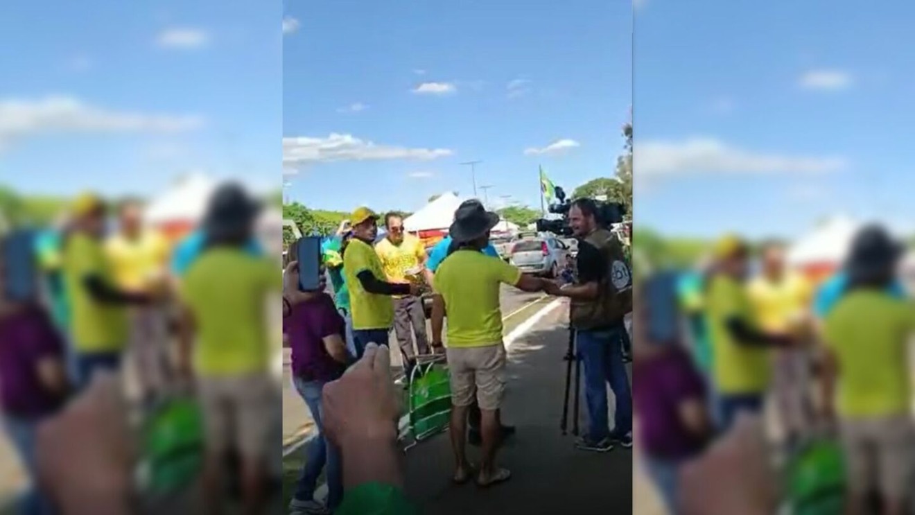 Esquipe do SBT local foi cercada por manifestantes enquanto faziam imagens no local - Crédito: Fotoframe