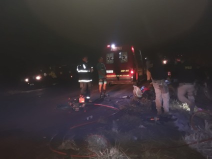 Carro bate na traseira de outro veículo que passava sobre quebra-molas e quatro pessoas ficaram feridas - Divulgação/5ºGBM