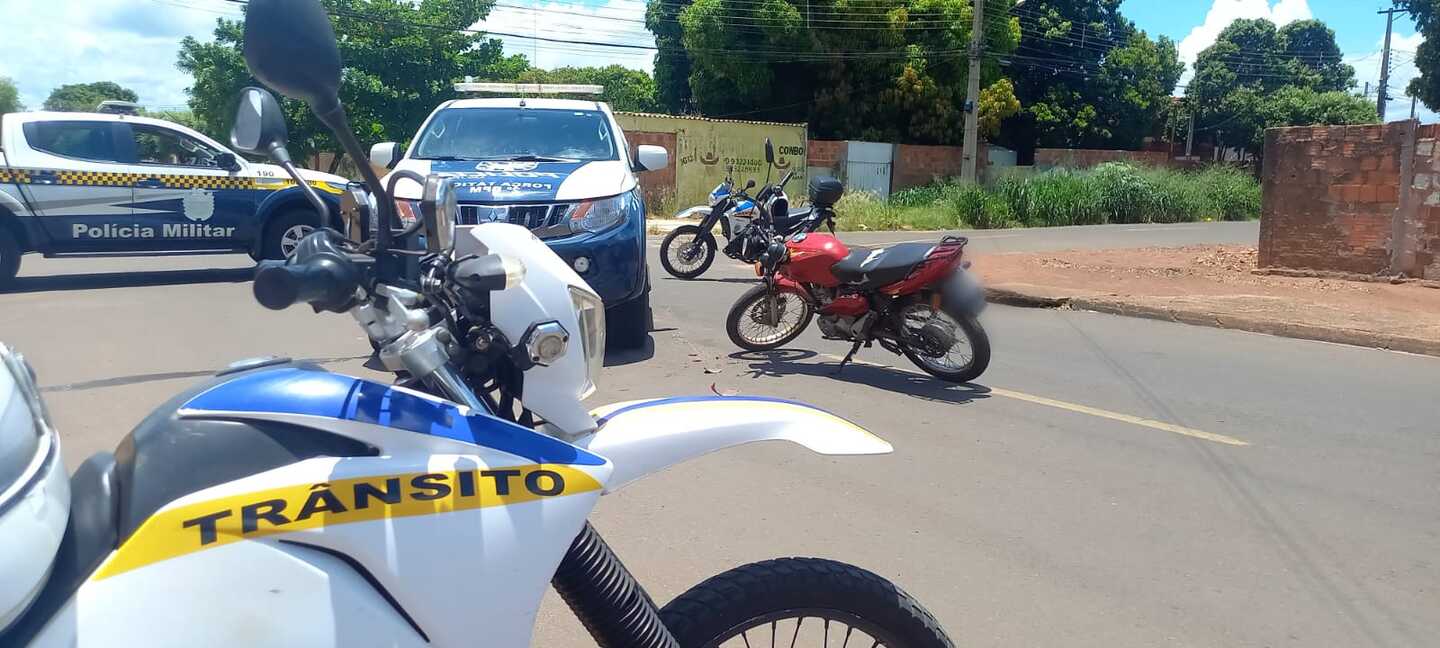 Motoqueiro teria tentado fugir de policiais por não ser habilitado e quase causou um acidente no trânsito.