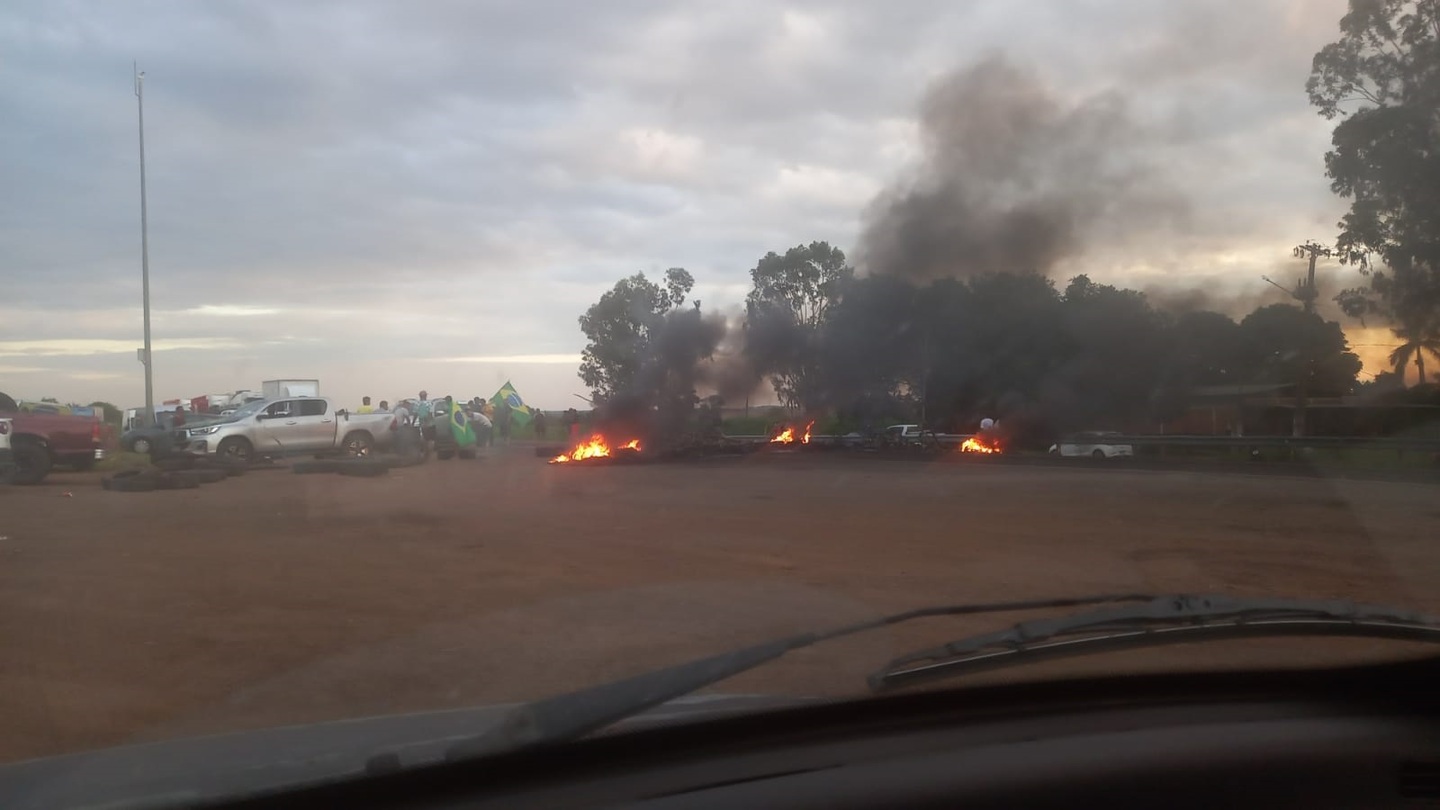 Manifestantes colocaram fogo em pneus - Divulgação/PRF