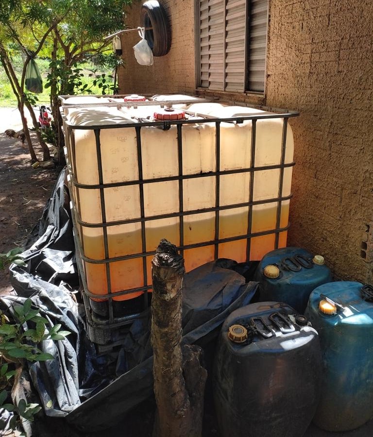 No local foram encontrados 1.360 litros de diesel - Foto: Divulgação PF