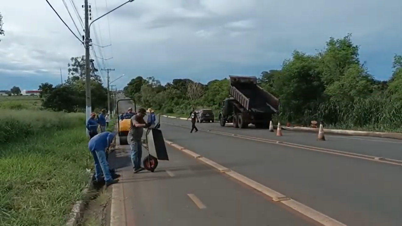 Operação tapa buracos na Av. Presidente Vargas - Cultura FM