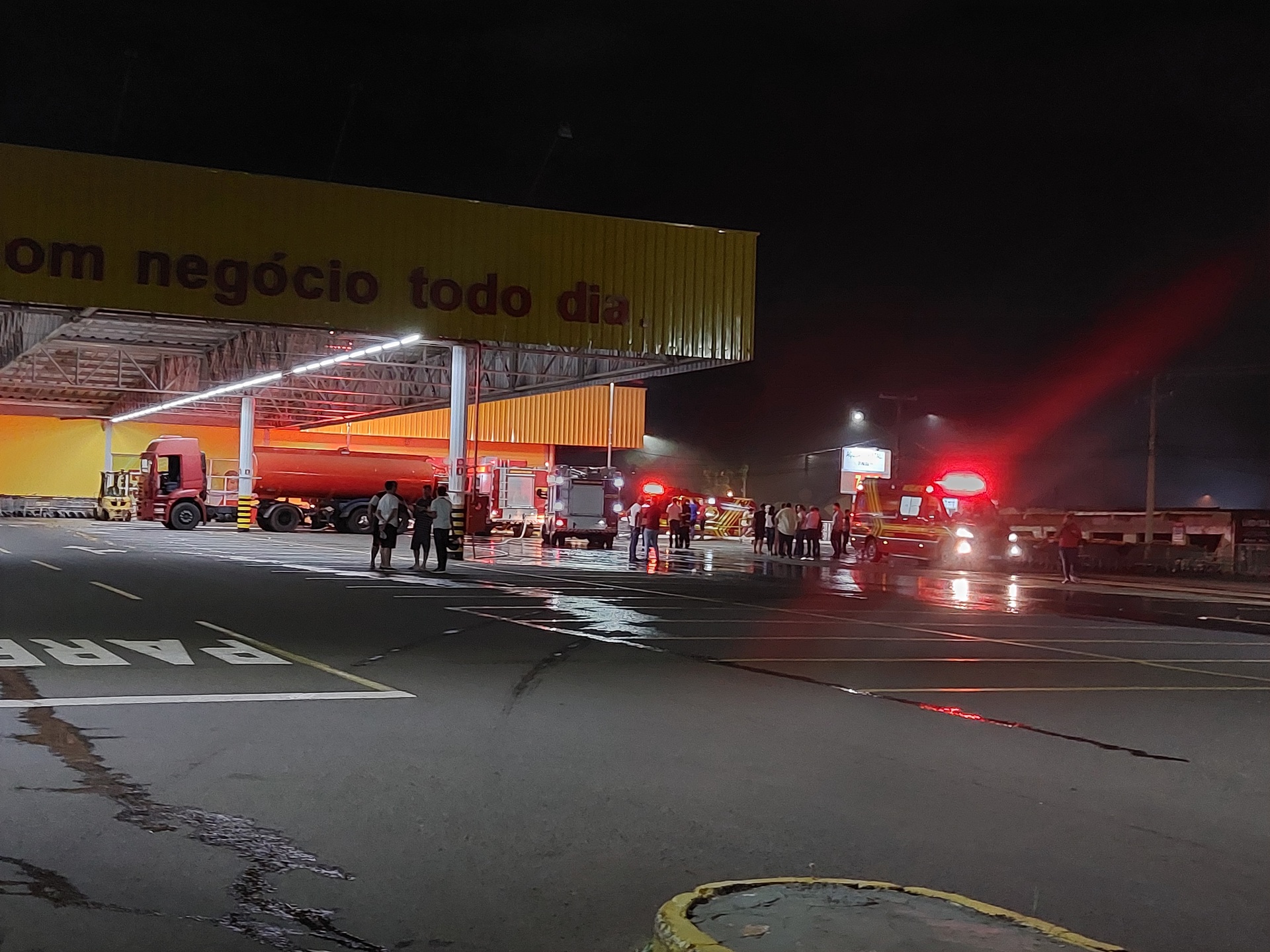 Após incêndio, atacadista deve ficar fechado por alguns dias - Foto: CBN Campo Grande