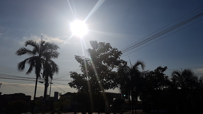 Sol aparece com poucas nuvens no céu. - Divulgação RCN