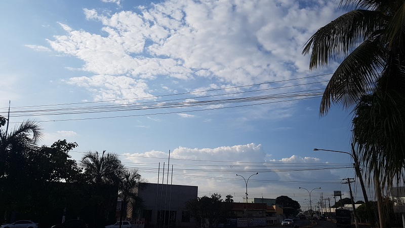 Acumulo de nuvens no céu e pouca chance de chuva/RCN67 -