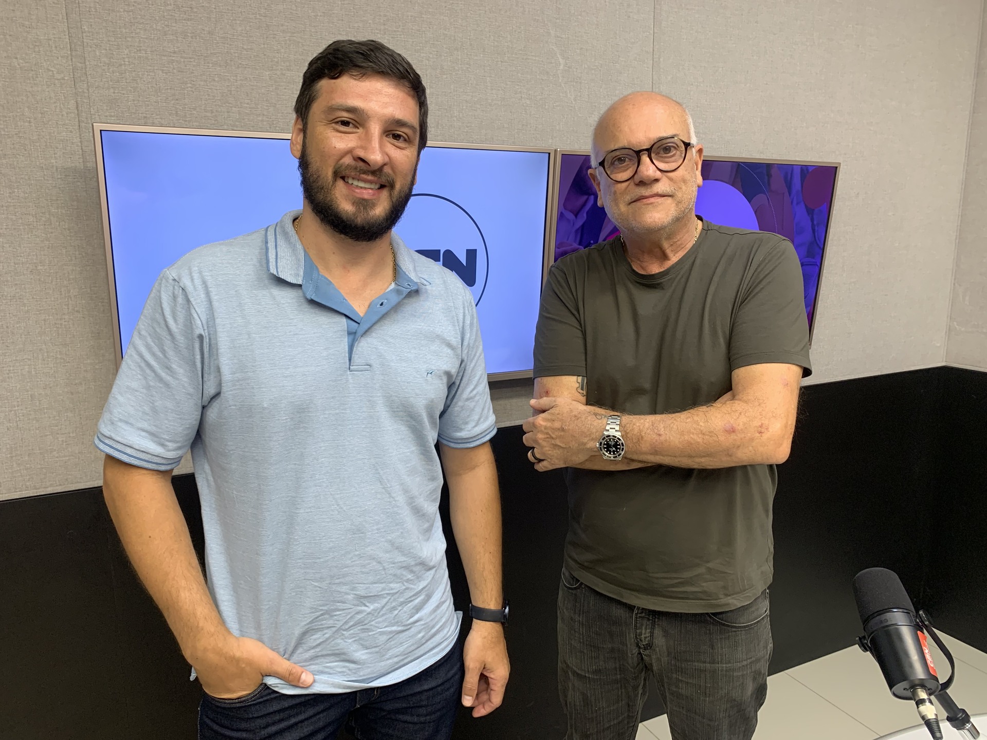 Tiago Ferzelli e José Marques no estúdio da rádio CBN-CG