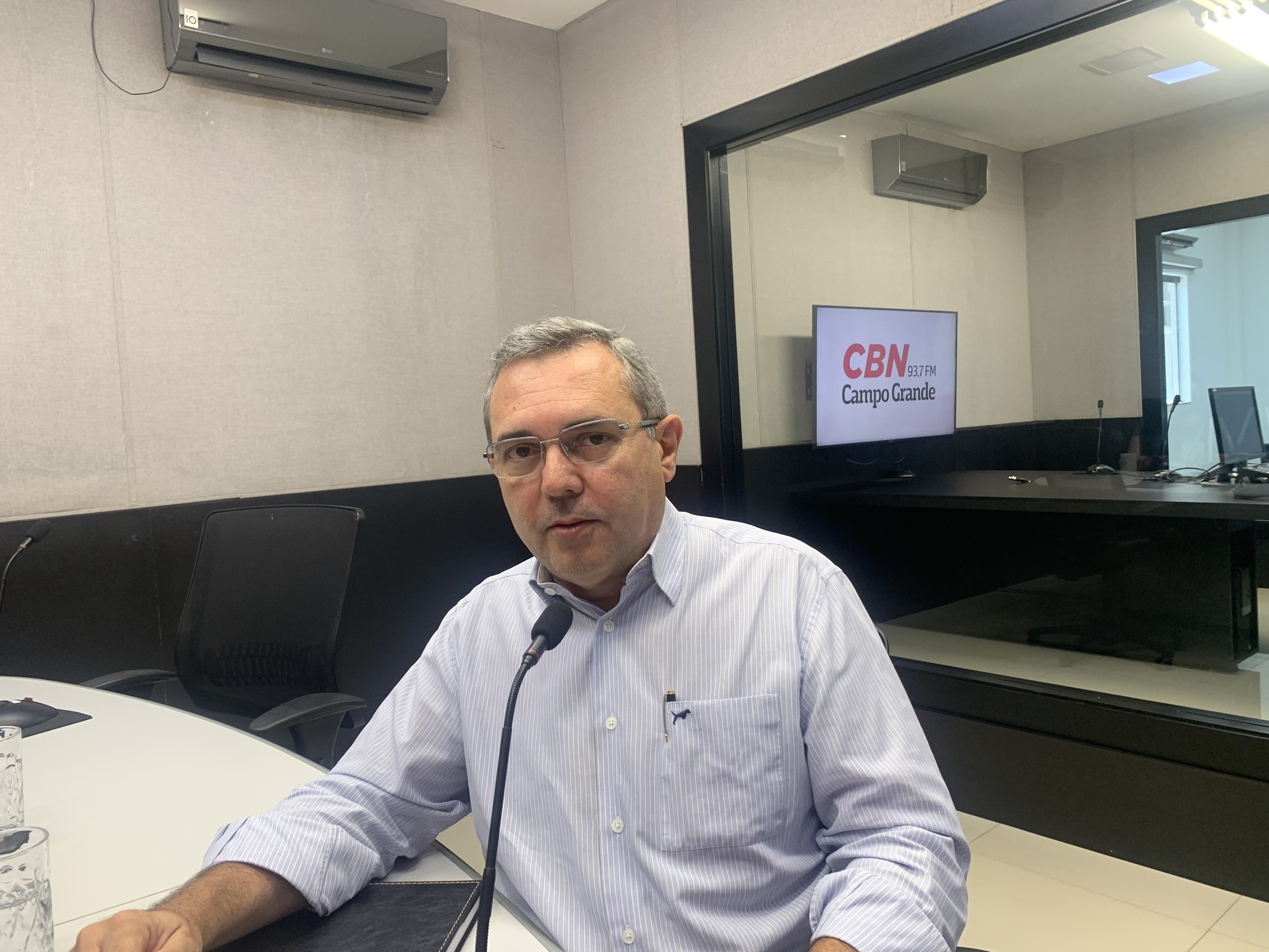 Edir Viégas no estúdio da rádio CBN-CG