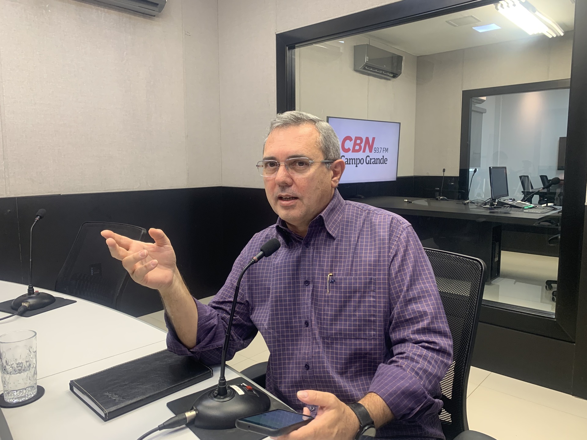 Edir Viégas no estúdio da rádio CBN-CG