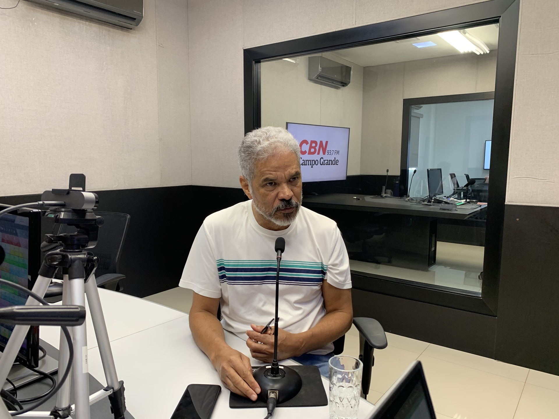 Colunista Adilson Trindade no estúdio da Rádio CBN Campo Grande