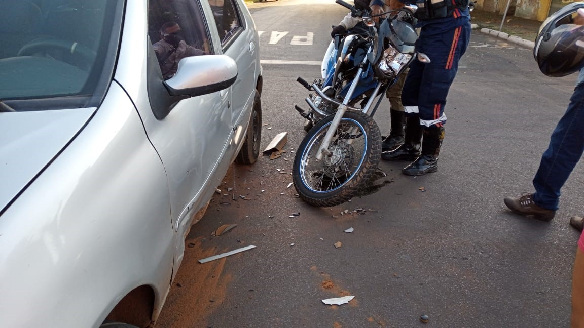 motociclista fica ferido após colisão com carro no centro - Alfredo Neto/JPNews